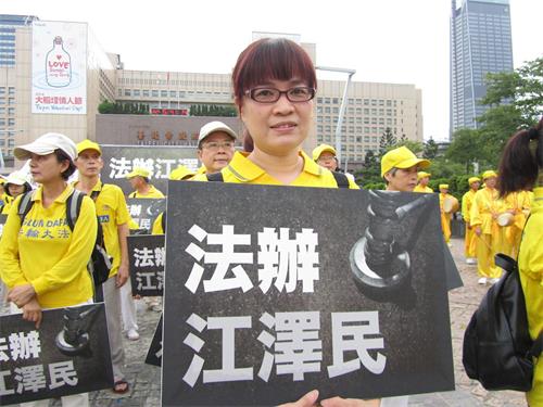 '圖3：鐘惠勤祈願廣傳大法美好的真相，世界會更和平。'