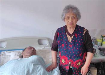 樊桂芹老人與癱瘓在床的文德芳老人 （樊桂芹老人海外親友提供）