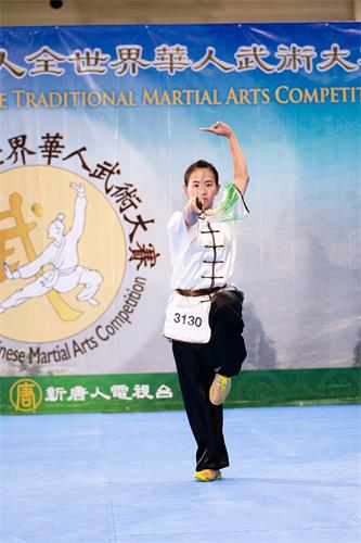 圖3：八月二十五日，在第六屆新唐人武術大賽決賽中，女子器械組金獎得主──孫瑩玄表演北少林派昆吾劍派昆吾劍。