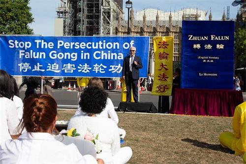 '圖8：倫敦人權律師「獨立人民法庭」法律顧問哈米德﹒薩比（Hamid Sabi）應邀在英議會廣場「停止迫害法輪功」集會上發言'