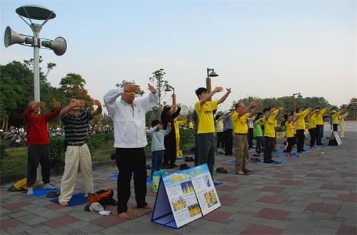 '圖1：法輪功學員在台灣嘉義香湖公園集體煉功'