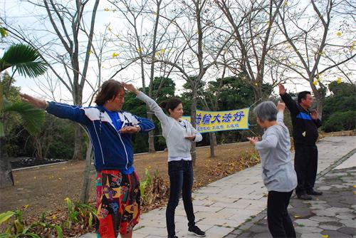 '圖6：法輪功學員在台灣嘉義仁義潭風景區義務教功'