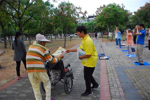 '圖7：法輪功學員在台灣嘉義文化公園派發真相資料'