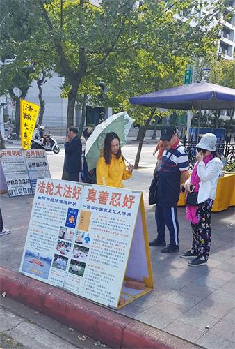 '圖1：法輪功學員在台北國父紀念館園區內擺展板，講真相。'