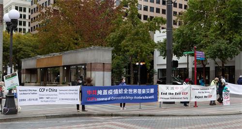 '圖4：真相橫幅展示在西雅圖市中心街道'
