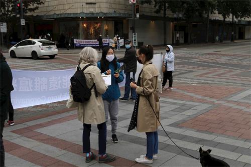 '圖5～8：6、9、10：民眾駐足簽名「終結中共」'