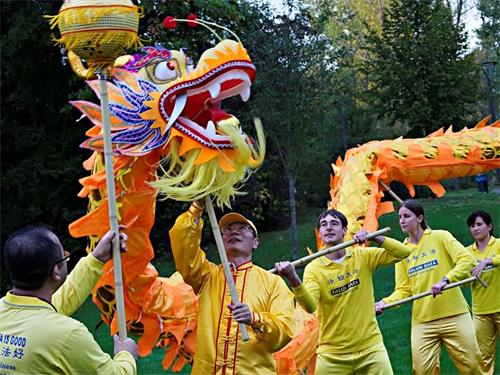 '圖2：法輪功學員組成的舞龍隊在德國西部城市呂嫩市的國際文化週中表演。'