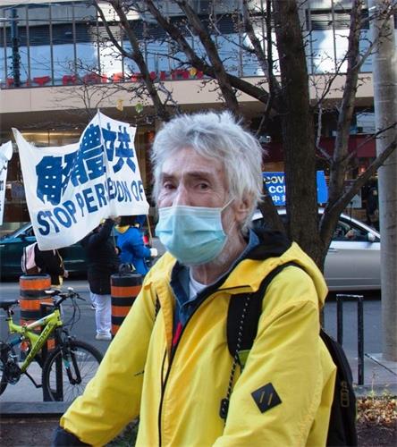 '圖20：多倫多退休居民凱文（Kevin）先生說：「謝謝你們通過遊行傳遞的信息。」'