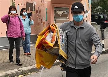 圖：十二月十九日，該名戴墨鏡和帽子就是那個破壞黃大仙等多個真相點的禿頭男子。旁邊為拍照的同伙。
