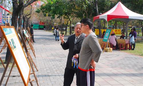 '圖4：法輪功學員給遊客講真相'