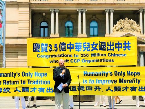 '圖8：澳大利亞法輪大法佛學會發言人約翰﹒戴樂（John Deller）在集會上發言'