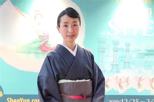 '圖5：二零二零年二月二日，企業管理層顧問諮詢公司Ichi Fuji社長伊籐秀美觀賞了神韻在京都的演出後表示，「大幕打開的那一瞬間，一股熱流通透全身，感動莫名，好像跟神佛真實接觸到的感覺。」'