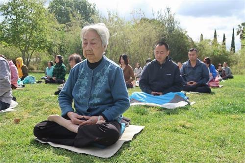 '圖3：任女士正在煉法輪功第五套功法'
