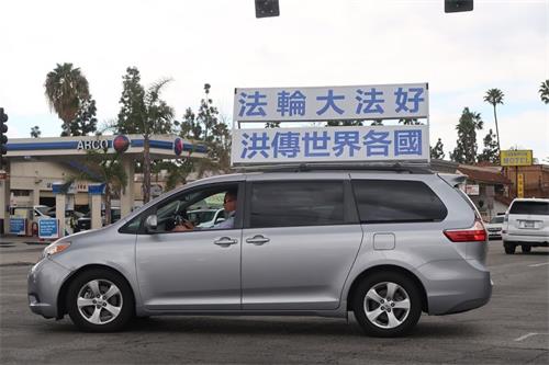 '圖11～13：與此同時，一部份法輪功學員組成真相車隊，在聖蓋博市（San Gabriel）山谷大道（Valley Blvd）穿梭，傳播真相，吸引了路人的目光。'