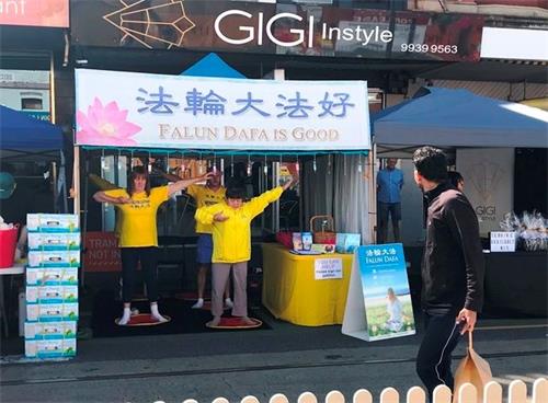 '圖1～2：二零二零年三月二日，墨爾本法輪功學員設展位參加了在墨爾本富人區霍桑（Hawthorn）舉辦的一年一度格倫菲裏嘉年華（Glenferrie Festival）。'
