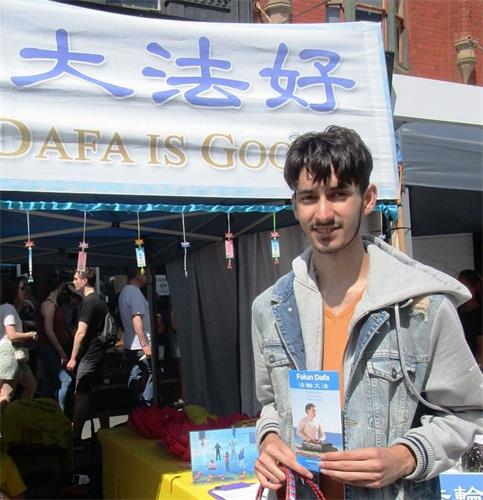 '圖4：大學生簡薩卡姆（Naries Janthakam）表示，中共對法輪功學員的迫害應該被制止。'