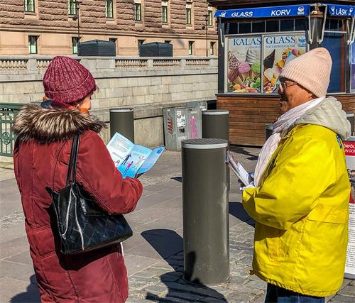 '圖2：面對面向路人講述甚麼是法輪功、中共造謠污衊法輪功及活摘人體器官牟取暴利的事實真相。'