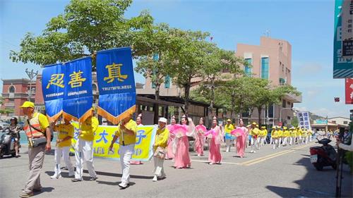 '圖2：在金門街道上舉行反迫害遊行'