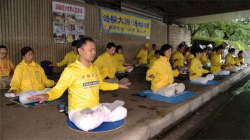 '圖1～2：日本江戶川區煉功點學員在集體煉功'