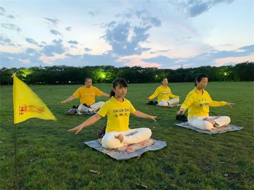 '圖3：日本熊谷煉功點學員在集體煉功'