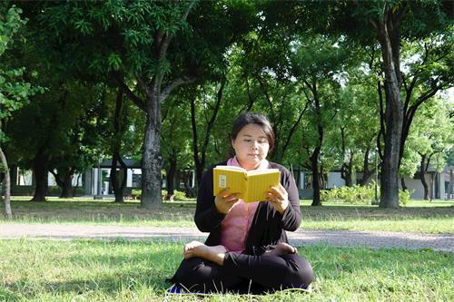 '圖1：透過不斷的學法，立惠意識到自己遇到的一切事情都和修煉息息相關。'