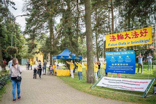 '圖1：二零二零年九月五日，拉脫維亞法輪功學員在著名療養聖地尤爾馬拉的Kauguros地區舉辦活動。'