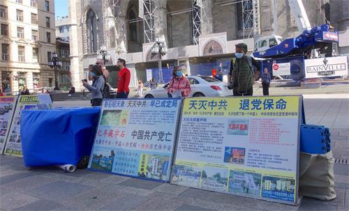 '圖1～4：2020年9月12日，法輪功學員在加拿大蒙特利爾以集體煉功、天國樂團演奏、真相長城、汽車遊行等多種方式，廣傳「法輪大法好」和「天滅中共」、「三退保平安」的真相福音。'