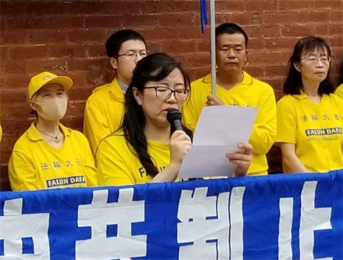 '圖2：伊州法輪大法學會負責人劉伊女士在集會上發言。'