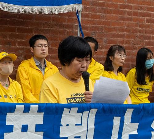 '圖3：法輪功學員李女士講述了自己在中國時親身經歷的迫害'