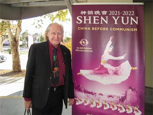 '圖5：資深魔術師特瑞﹒魯尼恩（Terry Runyon）於十月二十三日，在艾斯康迪都加州藝術中心觀看了神韻環球藝術團的演出後，感受神韻的神奇，表示當神韻二個月後來聖地亞哥演出時，會再來觀看。'