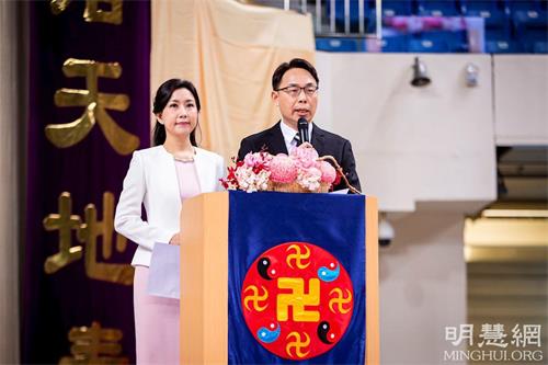 '圖4：主持人恭讀師父發來的賀詞。'
