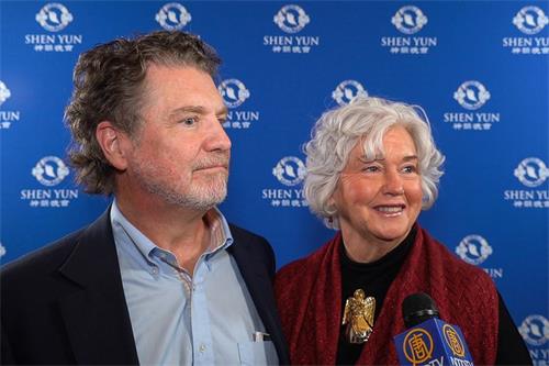 '圖4：二零二一年十二月十八日晚，一家非營利機構的創辦人、資深顧問和培訓師瑪莎﹒湯布林（Martha Tumblin）與丈夫布魯斯﹒懷特（Bruce White）一同觀看了神韻北美藝術團在查爾斯頓的精彩演出。（新唐人電視台）'