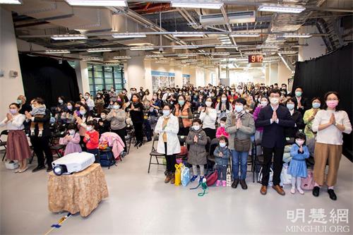 '圖1～3：台灣法輪大法修煉心得交流會中，六千多名法輪功學員，在主廳及台語廳、兒童廳，同步恭祝師父新年好！'