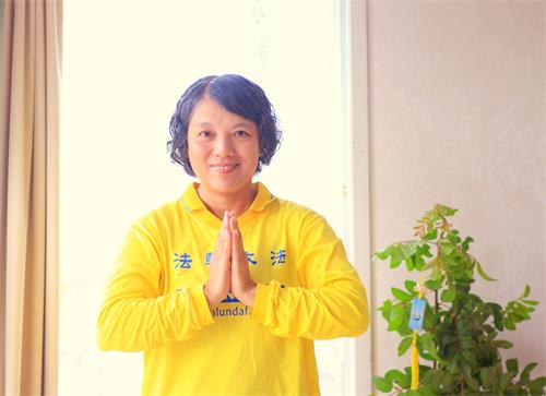 '圖4：法輪功學員李智感恩師父慈悲救度。'