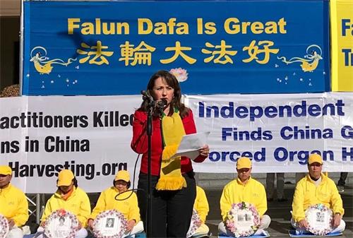 '圖2：二零一九年七月十九日，澳洲大律師、國際人道法專家及作家索菲・約克（Sophie York）在悉尼市中心海關大樓前舉行的法輪功反迫害二十週年集會上發言，她讚譽法輪功學員關注良心自由，信仰自由，同時關注人類生命的價值。'