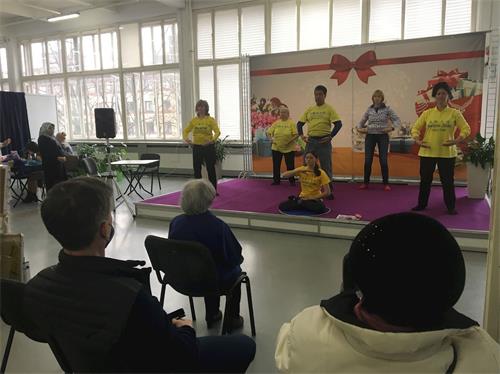 '圖1：俄羅斯聖彼得堡學員在健康展展示功法'