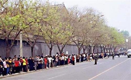 '圖1：1999年4月25日，萬名法輪功學員到北京中南海一側的國務院信訪辦上訪，被稱作中國上訪史上 「規模最大、最理性平和、最圓滿」 的和平上訪。圖為秩序井然的四﹒二五上訪民眾。'