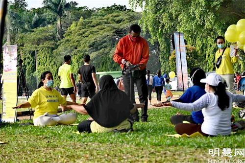 '圖3：BATU電視台在其「第七信息台」節目中播放法輪功學員的活動'