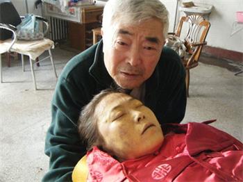 '離世的楊小晶和陪伴她的悲憤的父親'