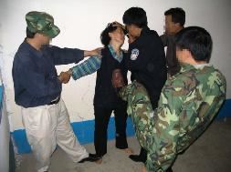 '酷刑示意圖：警察毆打：打耳光、拽著頭髮往牆上撞'