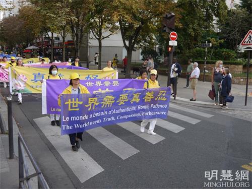 '圖5～6：遊行隊伍經過中國城商業街區'