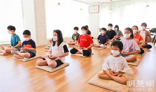 '圖1～4：參加「法輪大法九天班」的孩子們正在學煉法輪功第五套功法。'