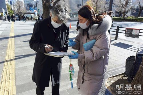 '圖9：佐佐木先生了解法輪功學員受迫害的真相後表示：「這太可怕了！」'