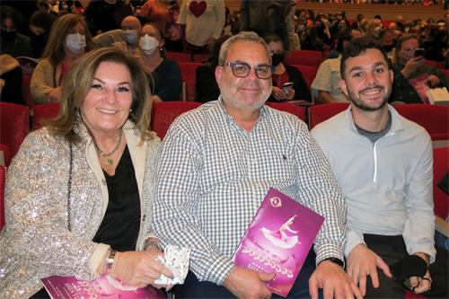 '圖10：格林斯伯勒劇院的捐款人馬克﹒菲爾茲醫生（Marc Fields）與太太和兒子。（大紀元）'