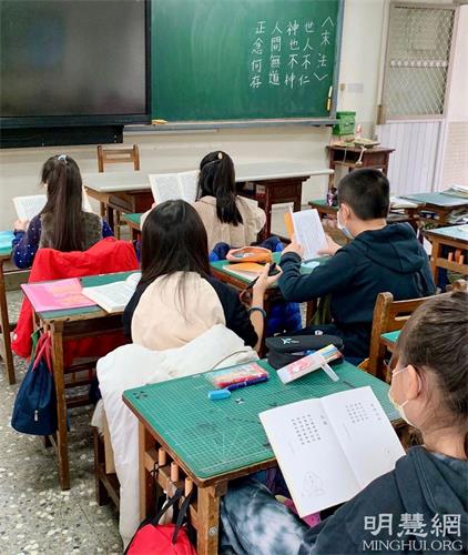 '圖1：孩子認真念讀並抄寫《洪吟》。'