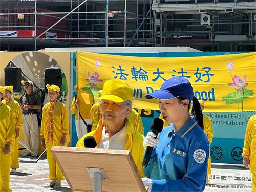 '圖8：原清華大學教授王久春女士（左）在演講中。'