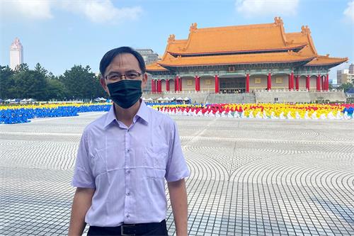 '圖3：嘉義徐先生陪太太參加排字活動 感動法輪大法的美好。'