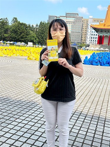 '圖5：上班族陳小姐因同事介紹前來觀賞排字，對於五千人壯觀場景卻寧靜祥和深受震撼。'