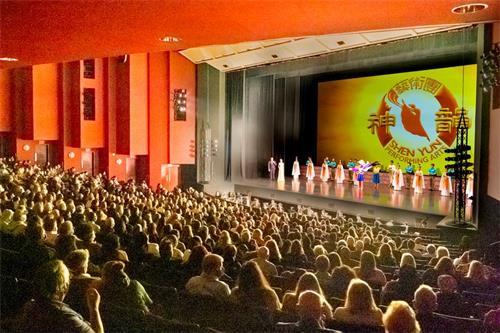 '圖3：二零二二年二月十五日和十六日晚，神韻巡迴藝術團在美國南卡州首府哥倫比亞的宼格藝術中心（Koger Center for the Arts）上演了二場演出。圖為十六日演出的謝幕照。（大紀元）'