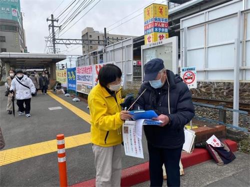 '圖2：日本民眾在聲援訴江簽名紙上簽名'